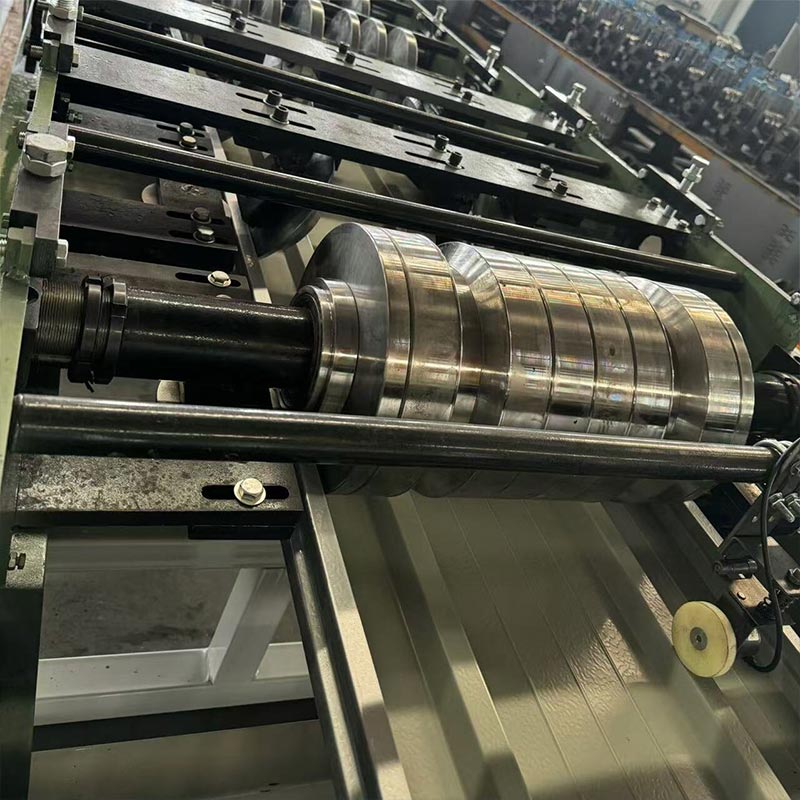 Macchina speciale russa per la formatura di rotoli